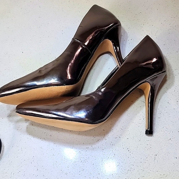 Nicole Miller New York Women's pumps, Size 7.5. - Picture 9 of 9